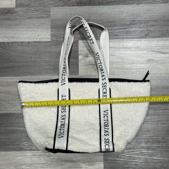 Victoria’s Secret Large Cozy Plush Fleece Tote Bag - Ivory - Picture 5 of 7